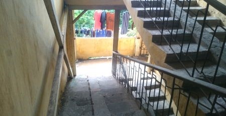 Chung cư cũ xuống cấp, nguy hiểm: Vì sao vẫn khó di dời người dân?