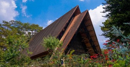 Nhà thờ gỗ mang kiến trúc nhà rông ở Đà Lạt