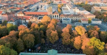 Khuôn viên đại học có máng trượt từ tầng 4 xuống đất