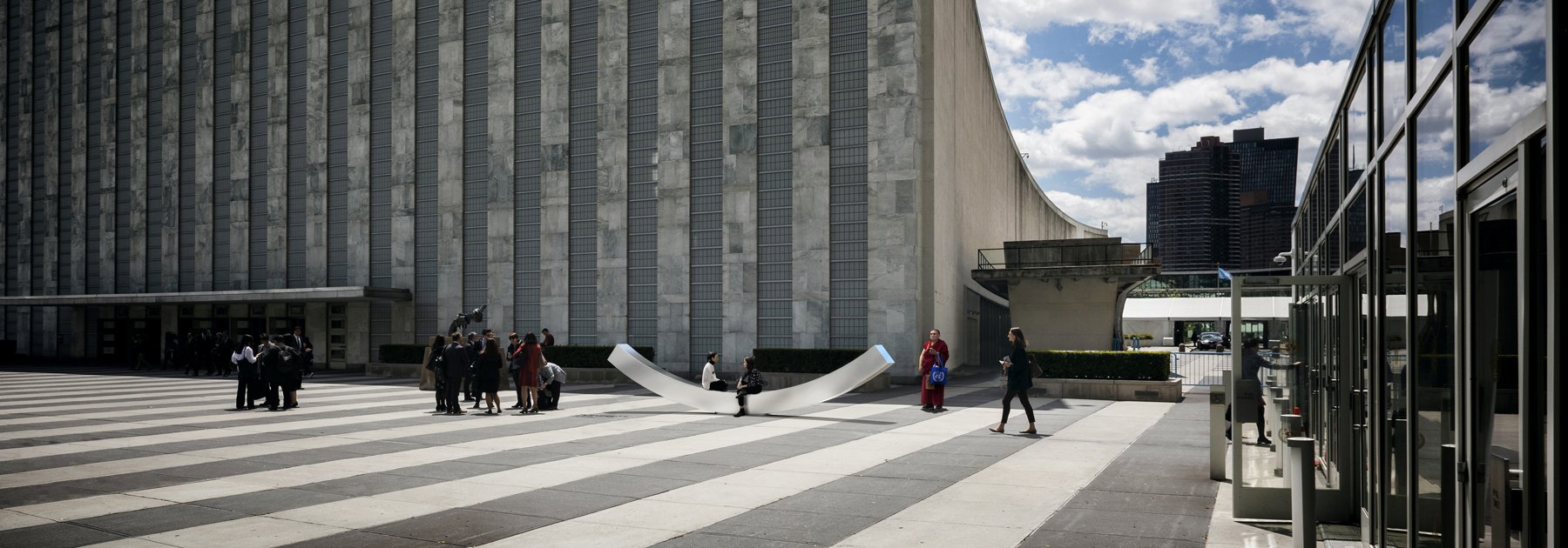 snÃ¸hetta designs ''peace bench'' as a symbol of diplomacy and dialogue at UN headquarters