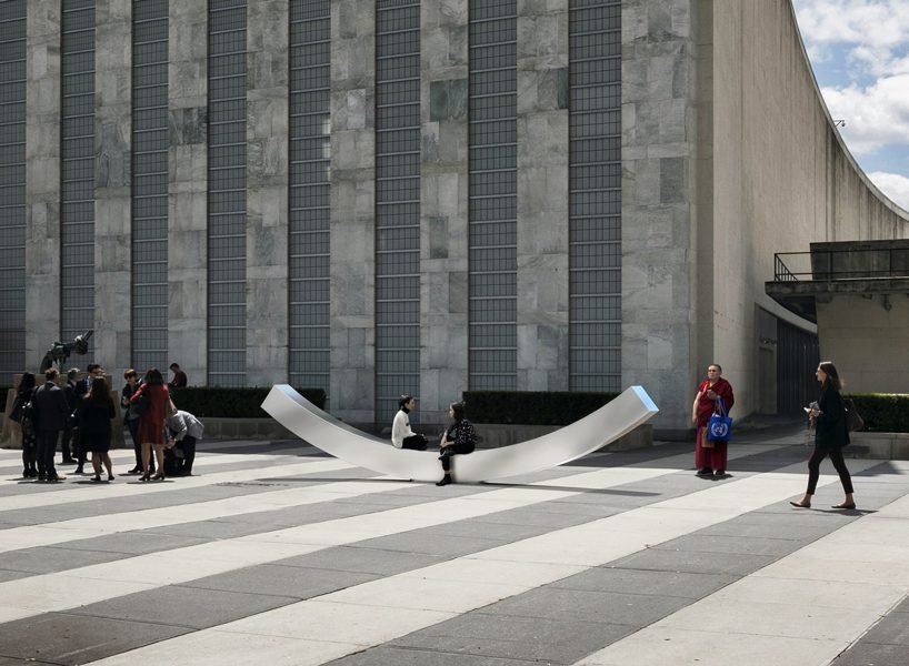 snÃ¸hetta designs the ''peace bench'' as a symbol of diplomacy and dialogue at UN headquarters designboom